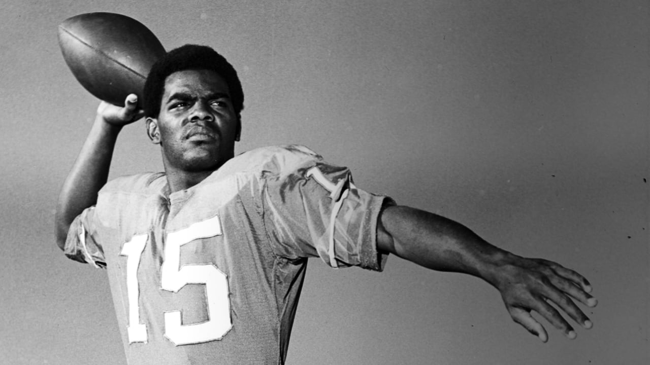 The first African-American quarterback in the NFL: learn his amazing story!