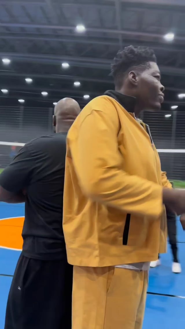 711 Basketball Player Next to Shaq Height Comparison Photos