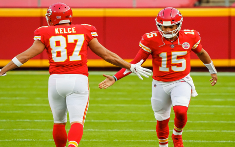 Top Fantasy Football Players by Position: Rankings & Cheat Sheet!