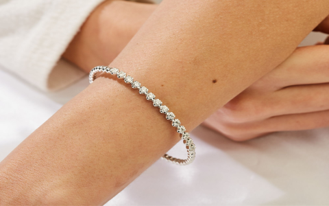 How to Choose a Tennis Bracelet Chain: (Easy Tips for Picking the Right One)