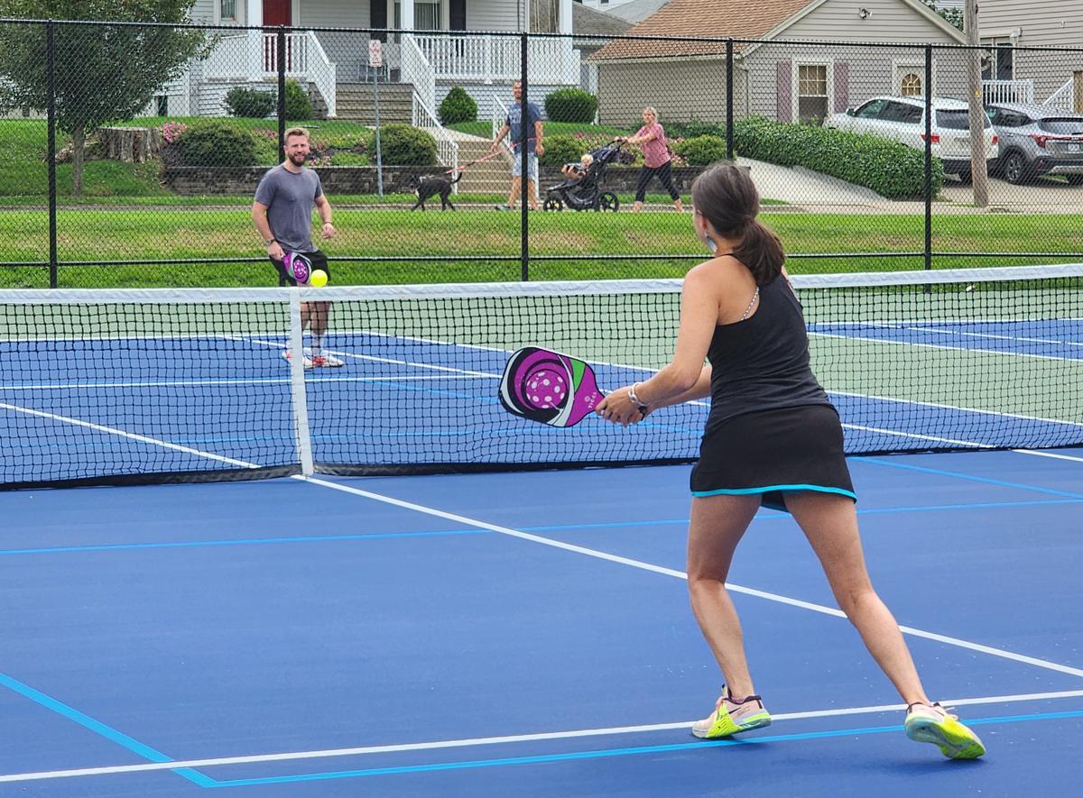 What to know about sue lyon park lakes tennis hours? Schedule and tips inside